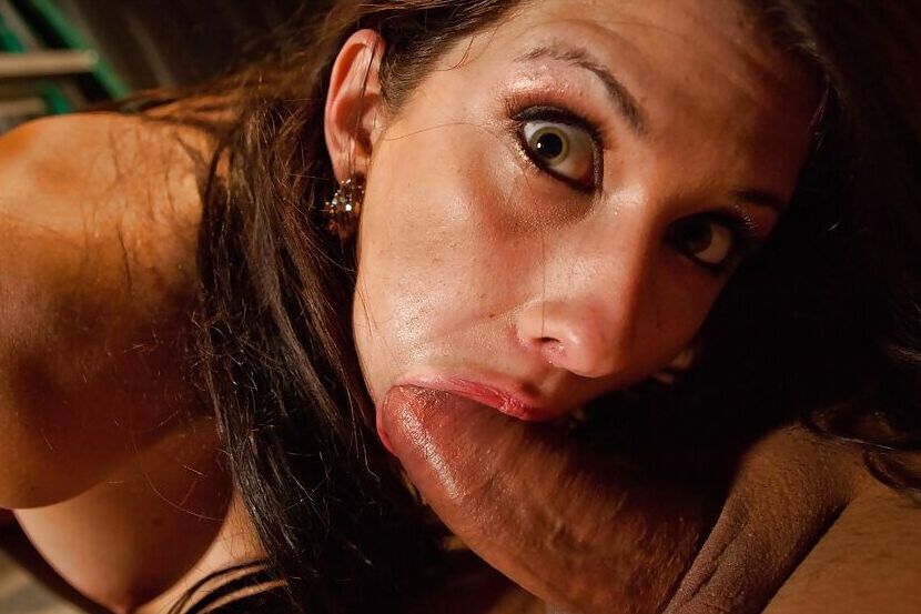 16P A linda pornstar Karina White engole um pau enorme e é esmagada descontroladamente