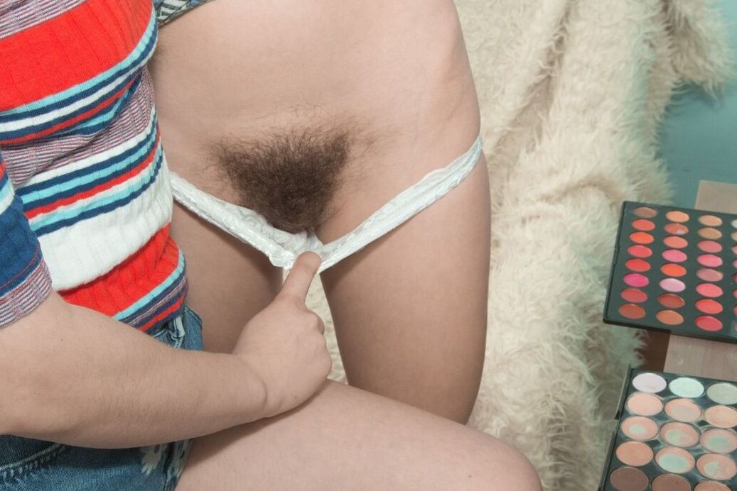 16P La joven belleza Miranda participa en un juego de tribbing lésbico peludo en el dormitorio