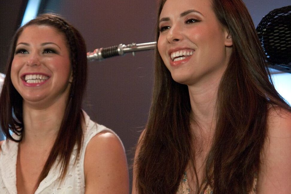 21P As estrelas pornôs gostosas Mia Gold e Casey Calvert tiram a roupa e brincam com uma máquina de sexo