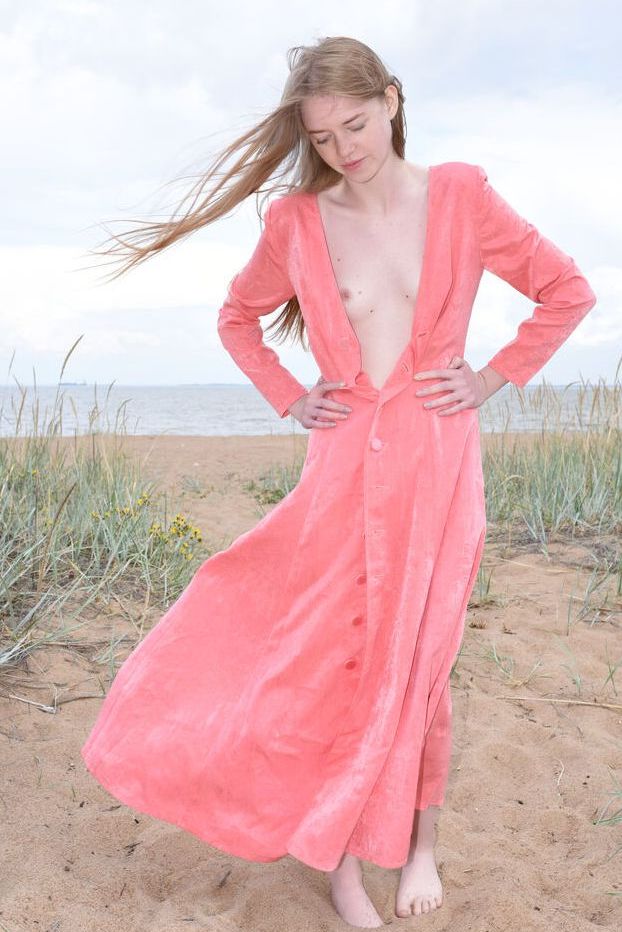 20P La joven salvaje Gerda descansando medio desnuda en la playa mostrando sus tetas muy pequeñas