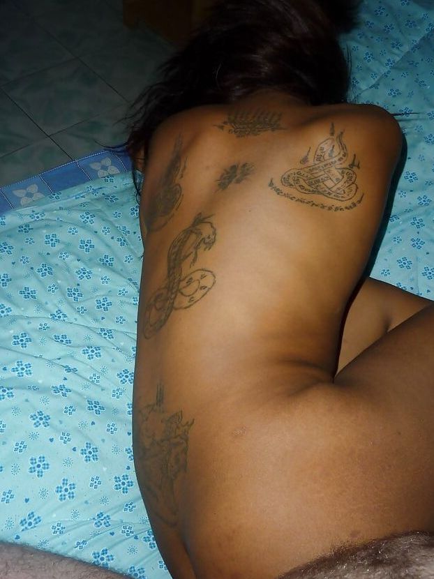 16P Tailandesa tatuada Nit follada a pelo en la cama por un turista sexual
