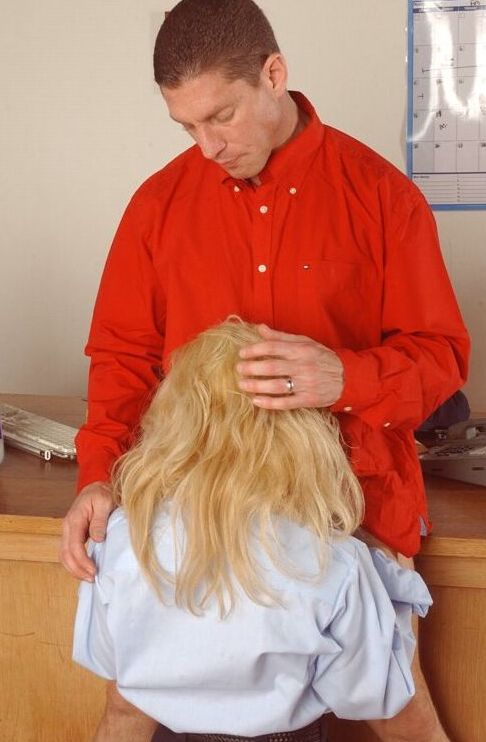 16P MILF rubia de tetas redondas follada duro en la oficina