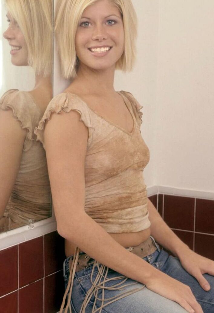 15P Rubia natural se desnuda totalmente antes de mojar su sexy culo
