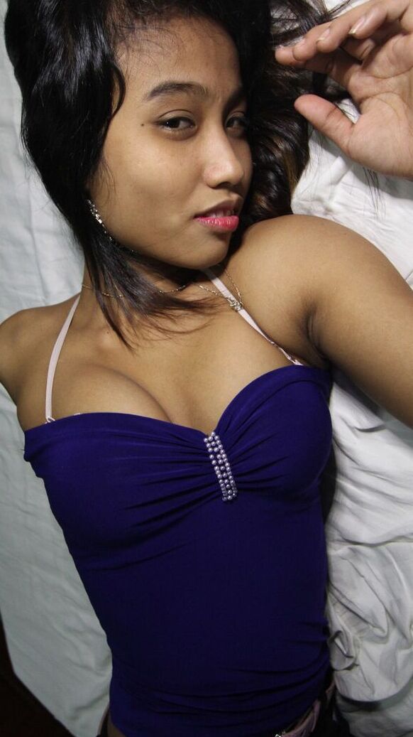 15P Filipina adolescente pornô mostra seu regalo aparado de perto depois de ficar nua na cama