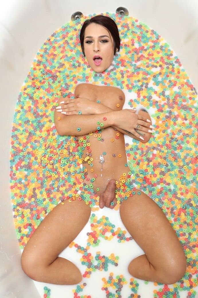 18P Transexual de cabello oscuro Khloe Kay se toca la polla en una bañera llena de cereal