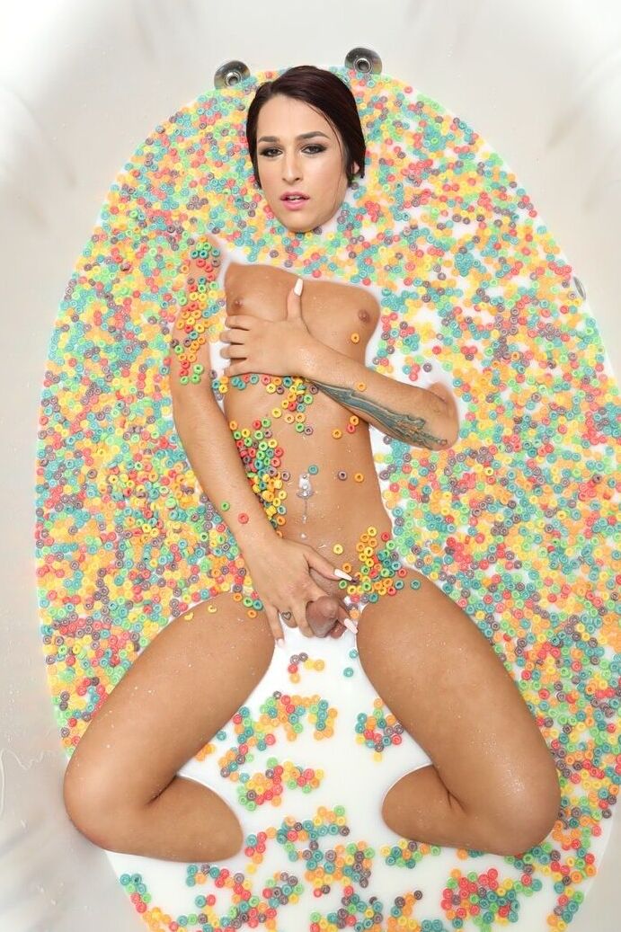 18P Transexual de cabello oscuro Khloe Kay se toca la polla en una bañera llena de cereal