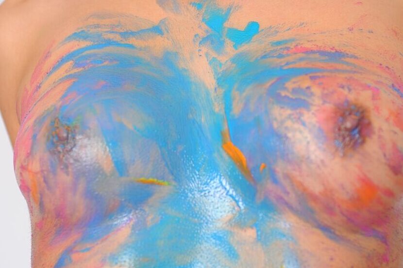 16P La jolie jeune Melanie Jane joue avec de la peinture et son corps sexy