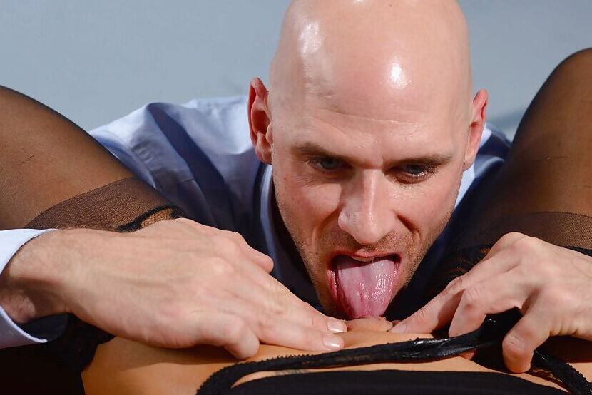 16P Alix Lyx, secrétaire blonde aux gros seins, écarte les jambes vêtues de bas pour le sexe oral