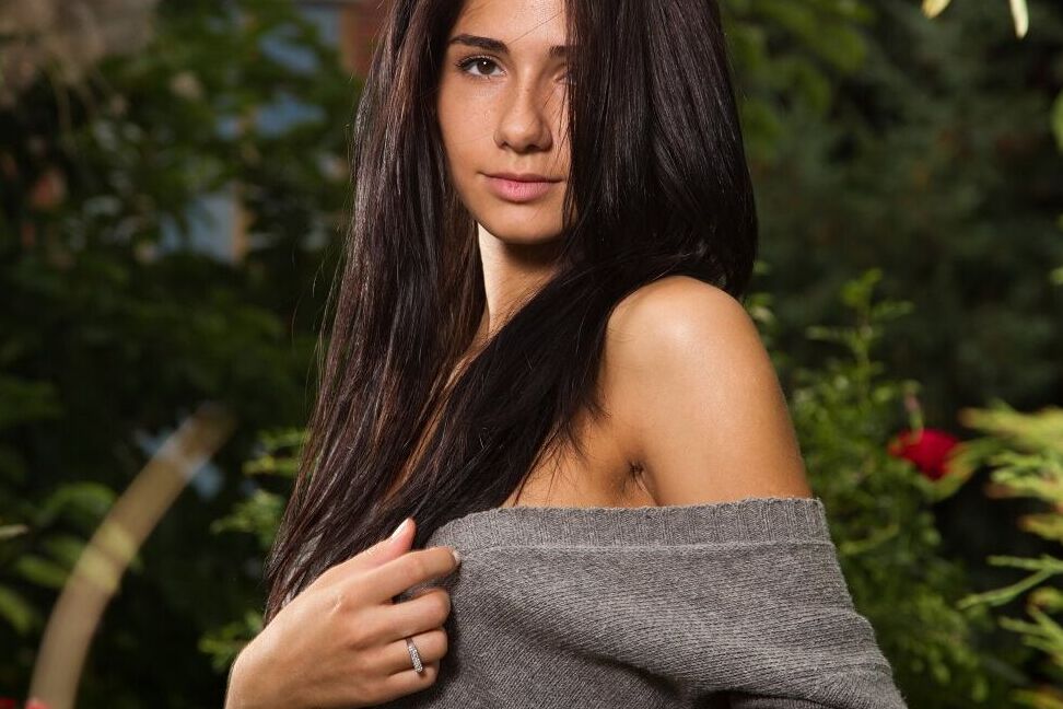 16P A adolescente de cabelos escuros Beata L mostra sua bunda perfeita enquanto nua no jardim à noite