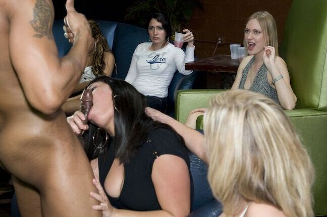 16P Filles salopes jouant avec la bite d'un malestripper lors d'une fête sauvage
