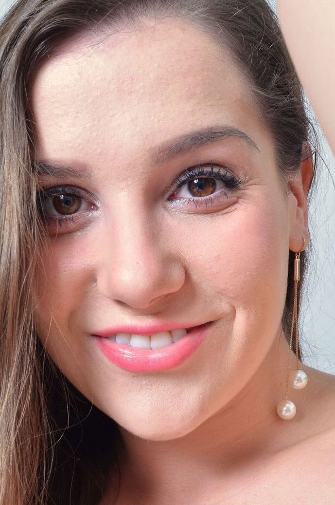 21P La cachonda esposa amateur Kasey Warner muestra su sabroso arbusto en su dormitorio