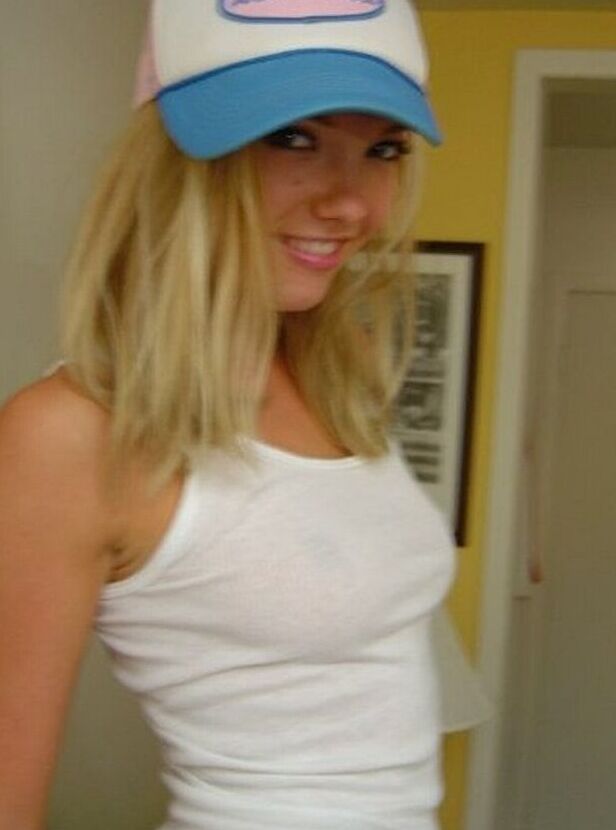 20P La sexy joven ucraniana con sombrero Amanda posa con su camisa blanca y bragas