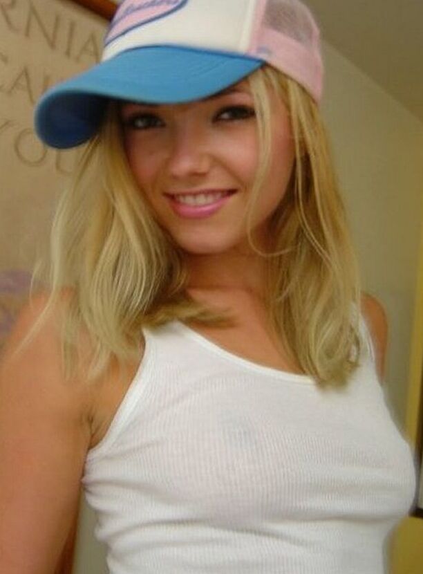 20P La sexy joven ucraniana con sombrero Amanda posa con su camisa blanca y bragas
