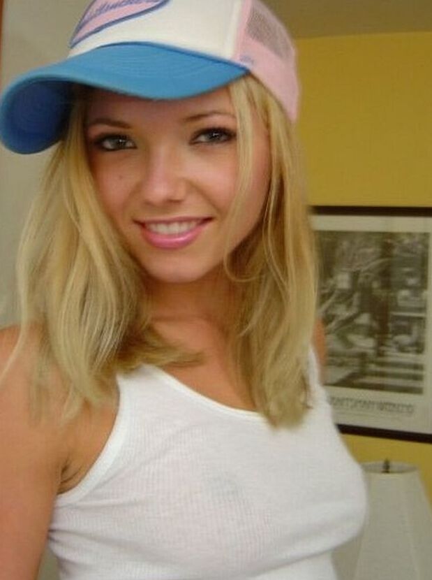 20P La sexy joven ucraniana con sombrero Amanda posa con su camisa blanca y bragas
