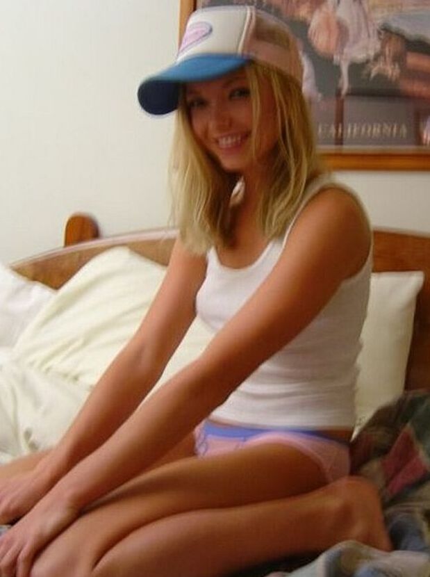 20P La sexy joven ucraniana con sombrero Amanda posa con su camisa blanca y bragas