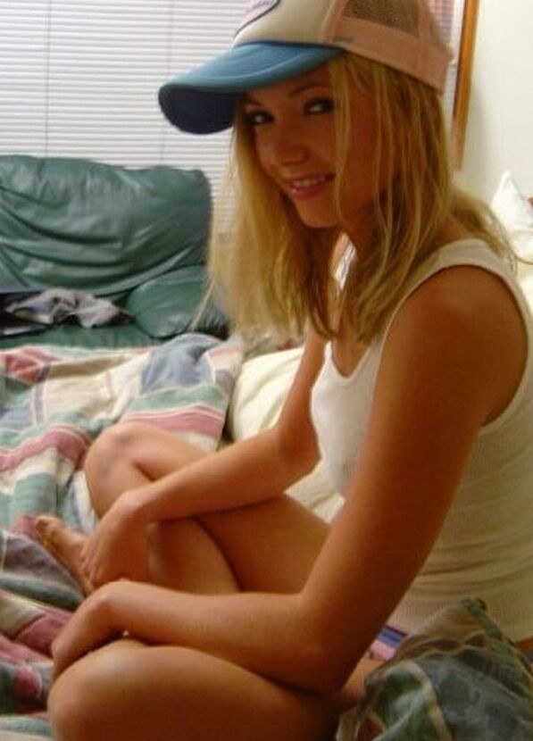 20P La sexy joven ucraniana con sombrero Amanda posa con su camisa blanca y bragas