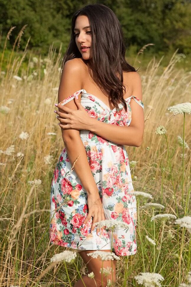 16P La joven delgada Elsa D muestra sus pequeñas tetas en un campo