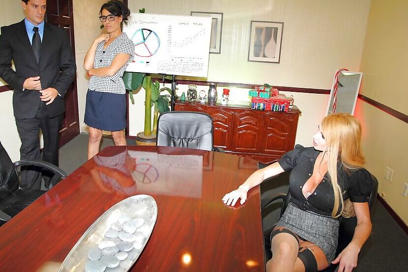 16P A vagabunda madura do escritório Taylor Wane mostra peitos enormes e fode no trabalho