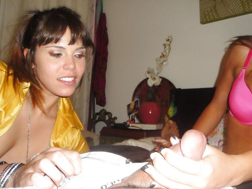 16P Las jóvenes mejores amigas Izy Bella Blue y Lizz Tayler chupan la polla juntas
