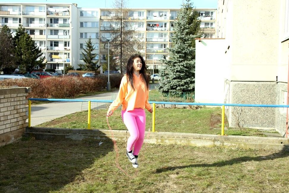 15P 若いブルネットが鏡の前で服を脱いだ後にオナニー