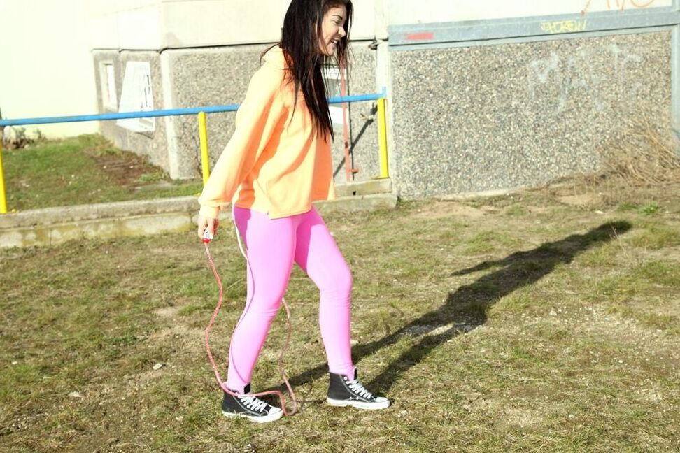 15P 若いブルネットが鏡の前で服を脱いだ後にオナニー