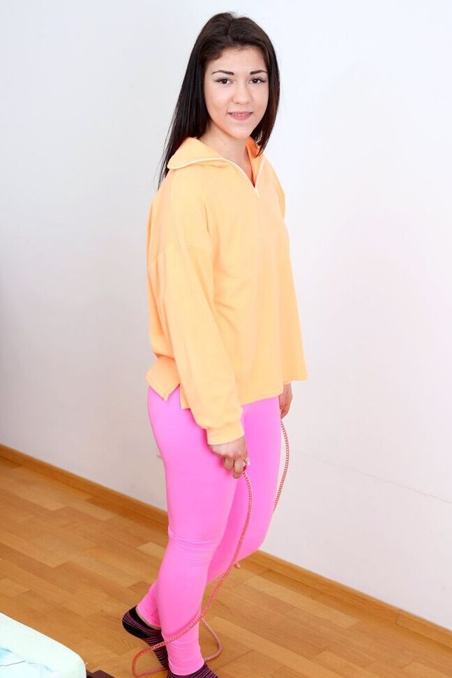 15P 若いブルネットが鏡の前で服を脱いだ後にオナニー