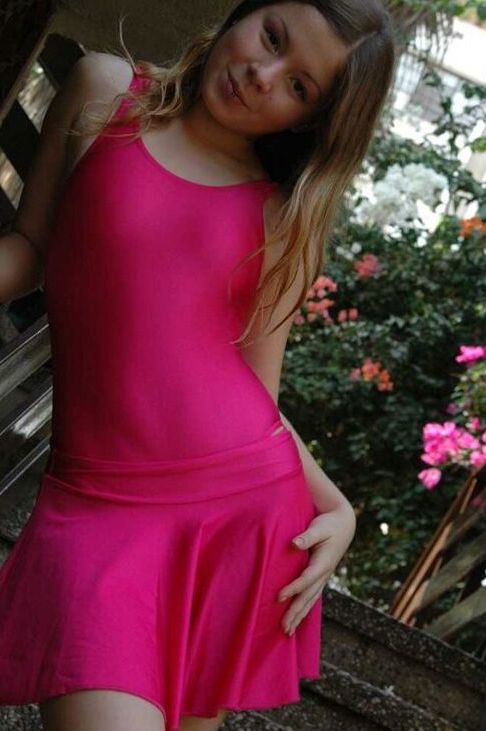 12P Uma jovem encantadora expõe sua calcinha rosa durante uma brincadeira de saia superior