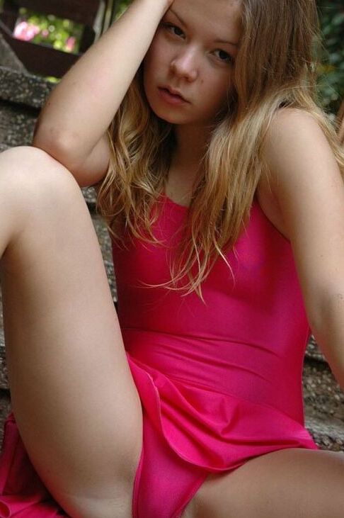 12P Uma jovem encantadora expõe sua calcinha rosa durante uma brincadeira de saia superior