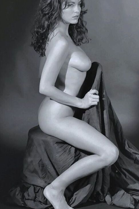 15P La bella modelo vintage Taylor St Claire muestra su cuerpo perfecto