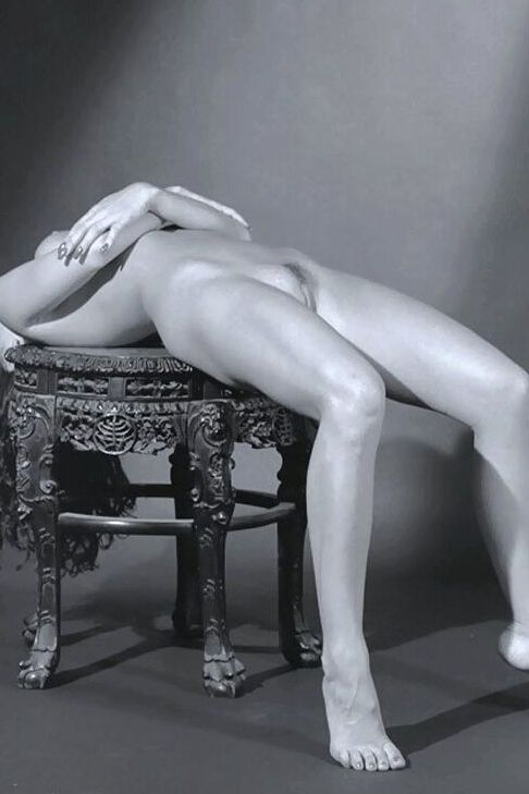 15P La bella modelo vintage Taylor St Claire muestra su cuerpo perfecto