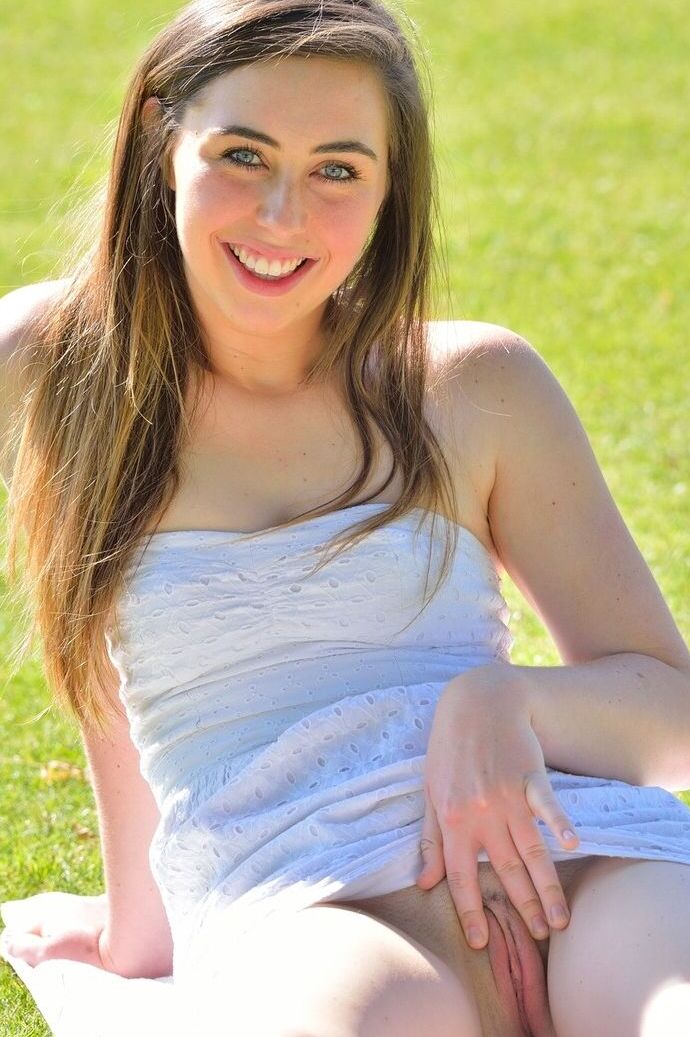 16P Jovem solo Lacey exibe uma saia sem calcinha no parque