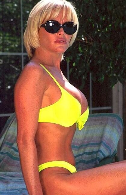 13P Sujo big tit vintage MILF Houston adora tomar sol nu na piscina