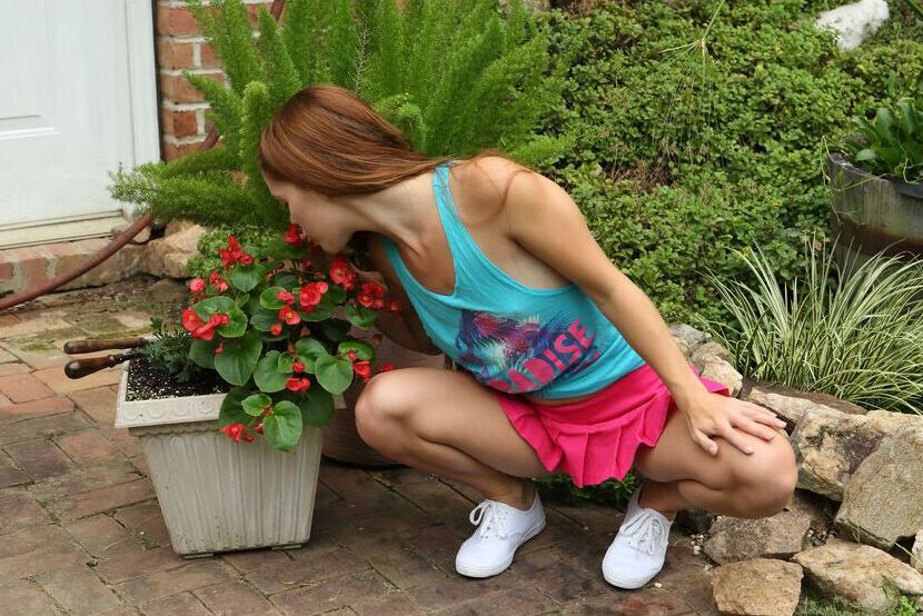 Das 14P-Solomädchen Kymberly Brix befriedigt ihre geile Muschi im Garten mit Schlauch und Werkzeug