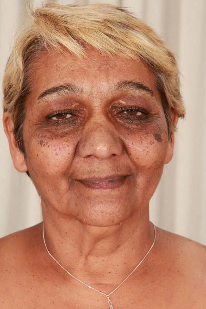 17P Vovó com enormes seios naturais Evika está esperando um pau grande para bater em sua boceta