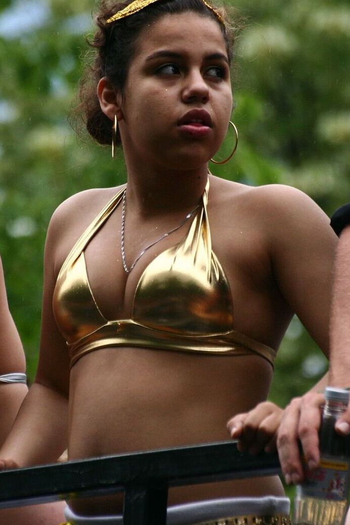 16P Une adolescente expose ses petits seins lors d'une fête en public