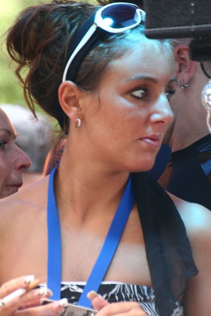 16P Une adolescente expose ses petits seins lors d'une fête en public