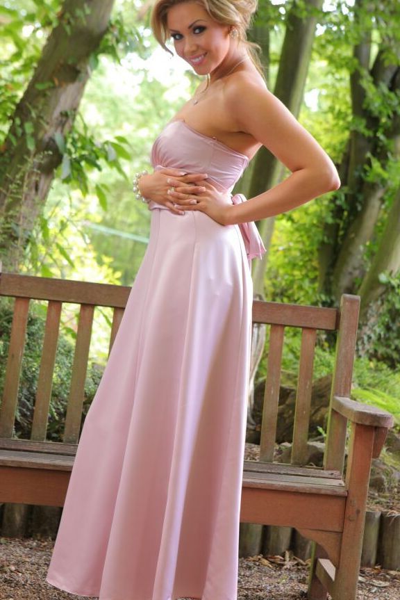 15P A linda loira Leah F mostra seus lindos seios depois de tirar um vestido de noite