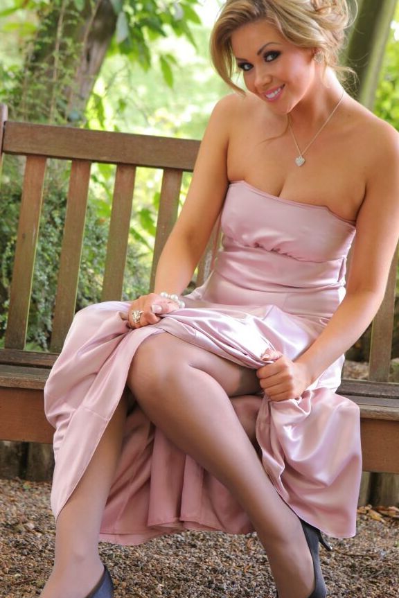 15P A linda loira Leah F mostra seus lindos seios depois de tirar um vestido de noite