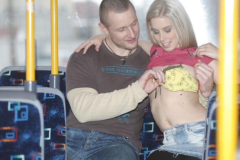 16P Une blonde vigoureuse se fait prendre dans une vidéo de voyeur en train de sucer et de baiser une bite dure