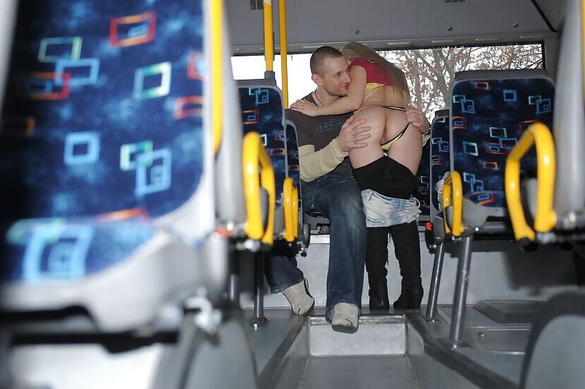 16P Une blonde vigoureuse se fait prendre dans une vidéo de voyeur en train de sucer et de baiser une bite dure