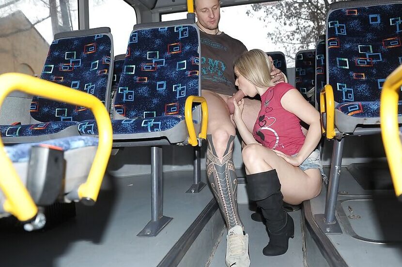 16P Une blonde vigoureuse se fait prendre dans une vidéo de voyeur en train de sucer et de baiser une bite dure
