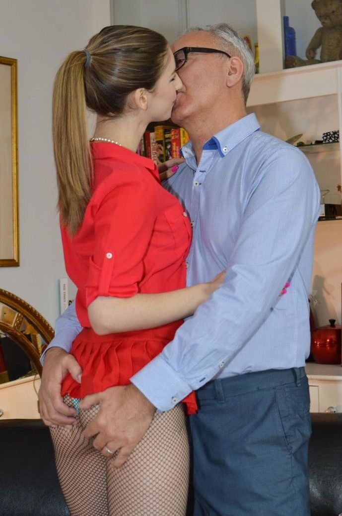 15P A linda Stella Cox chupa um velho depois de montar em seu pau