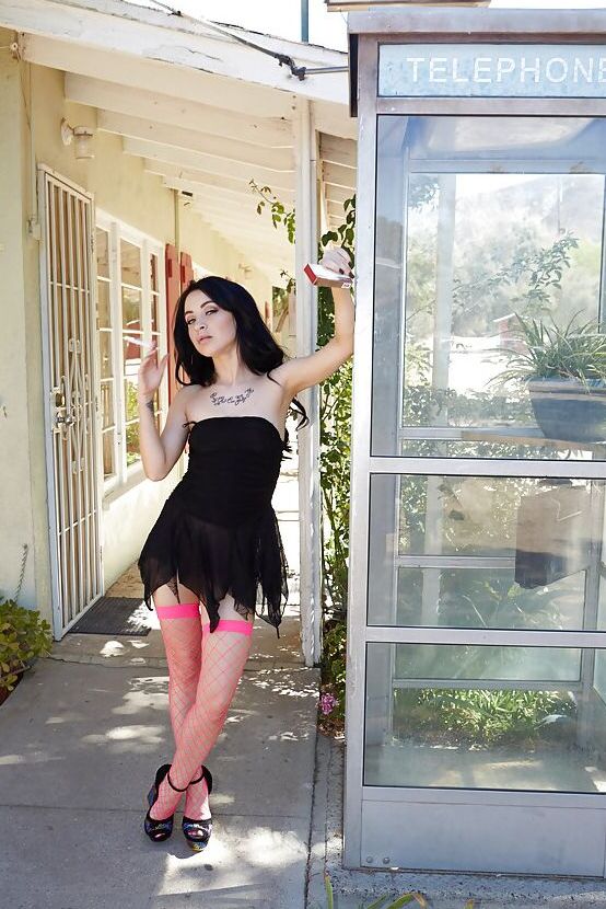 A estrela pornô 16P Sandra Lubrec mostra sua linda lingerie rosa choque!