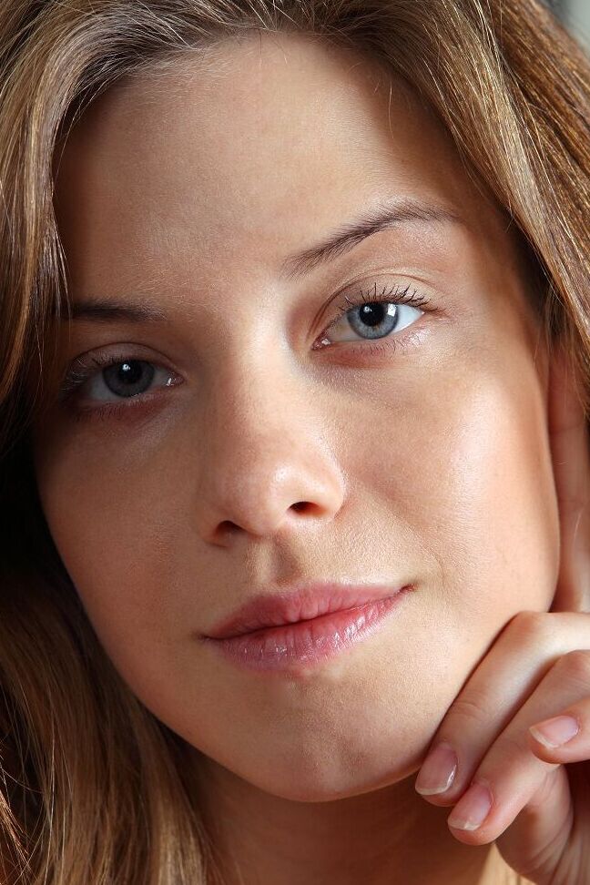 15P Erotische Schlampe Danica posiert nackt mit weit gespreizten Beinen, um ihren kahlen Biber zu enthüllen