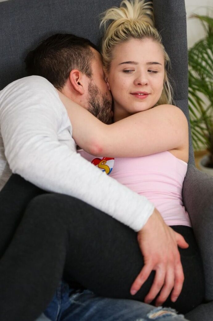 21P Anna Rey, une adolescente blonde au cul rond, chevauche une bite après s'être déshabillée