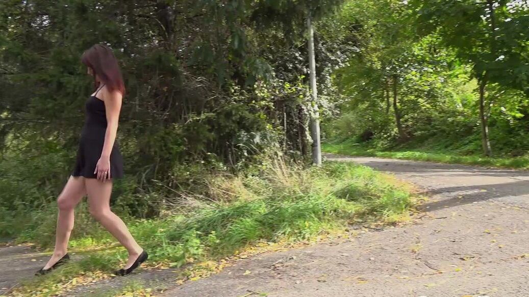 15P La mujer morena Amanda Hill orina al costado de la carretera en pisos
