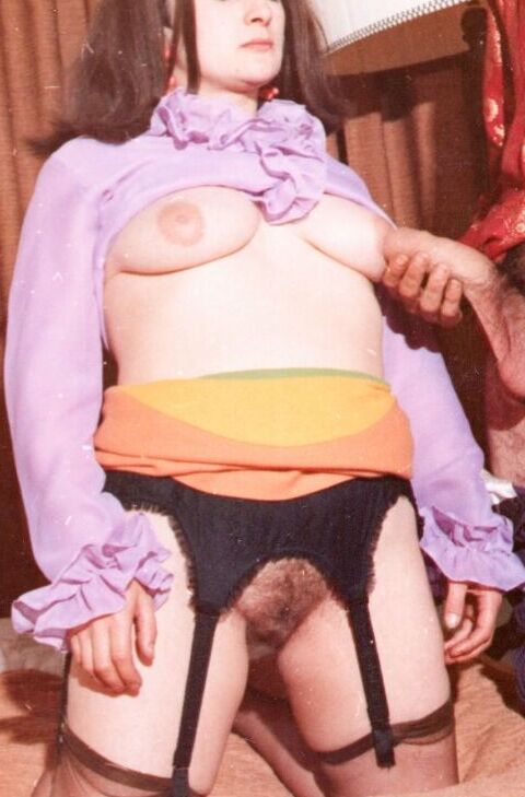 11P Morena MILF se espalha para mostrar castor peludo enquanto chupa pau em foda vintage