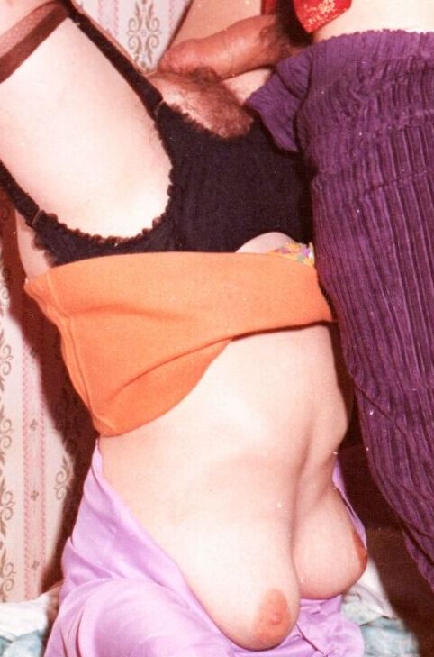 11P Morena MILF se espalha para mostrar castor peludo enquanto chupa pau em foda vintage