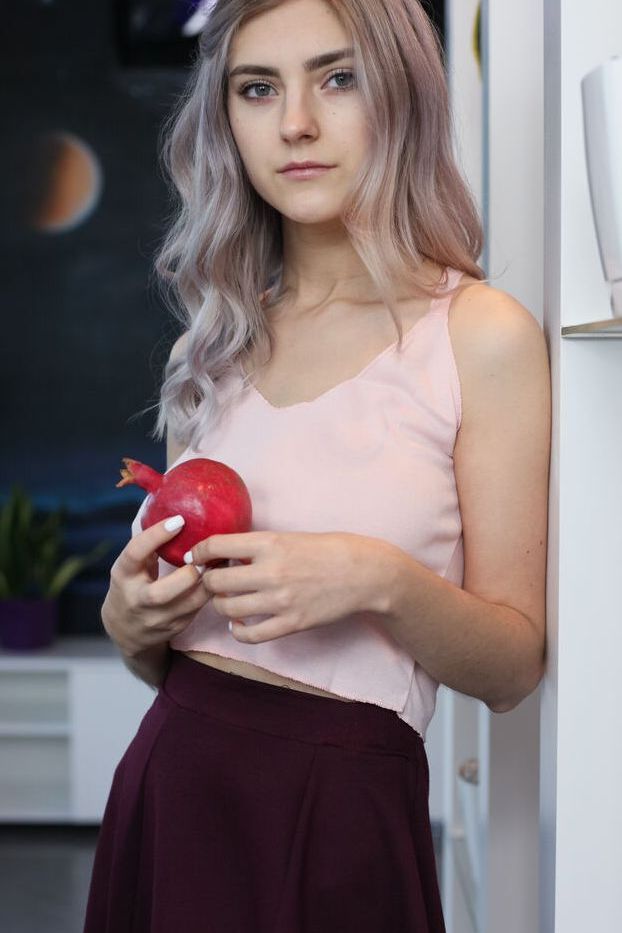 20P Adolescente iniciante descobre peitos grandes enquanto tira a roupa e fica com meias rosa até os joelhos