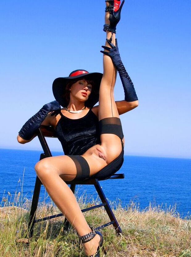 10P MILF aux longues jambes en bas vintage en plein air
